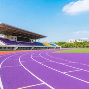 Sagriezts skolai specifisks sporta virsmas slānis